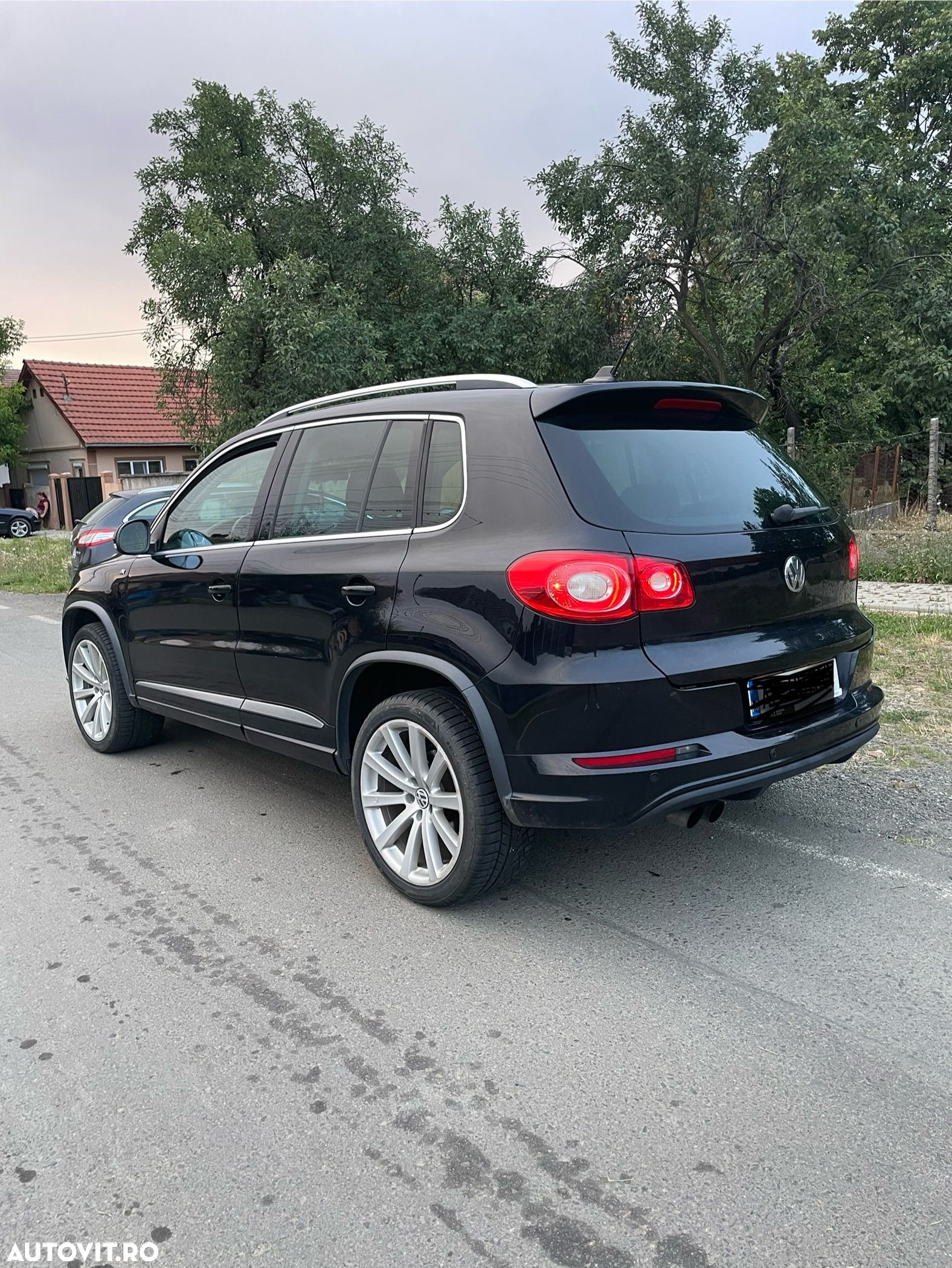 Volkswagen Tiguan - 1