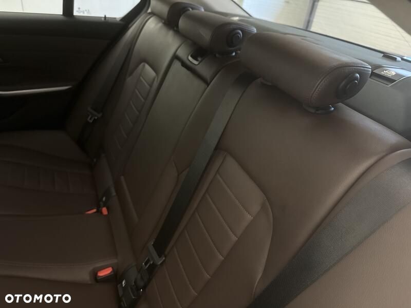BMW Seria 3 318i - 18