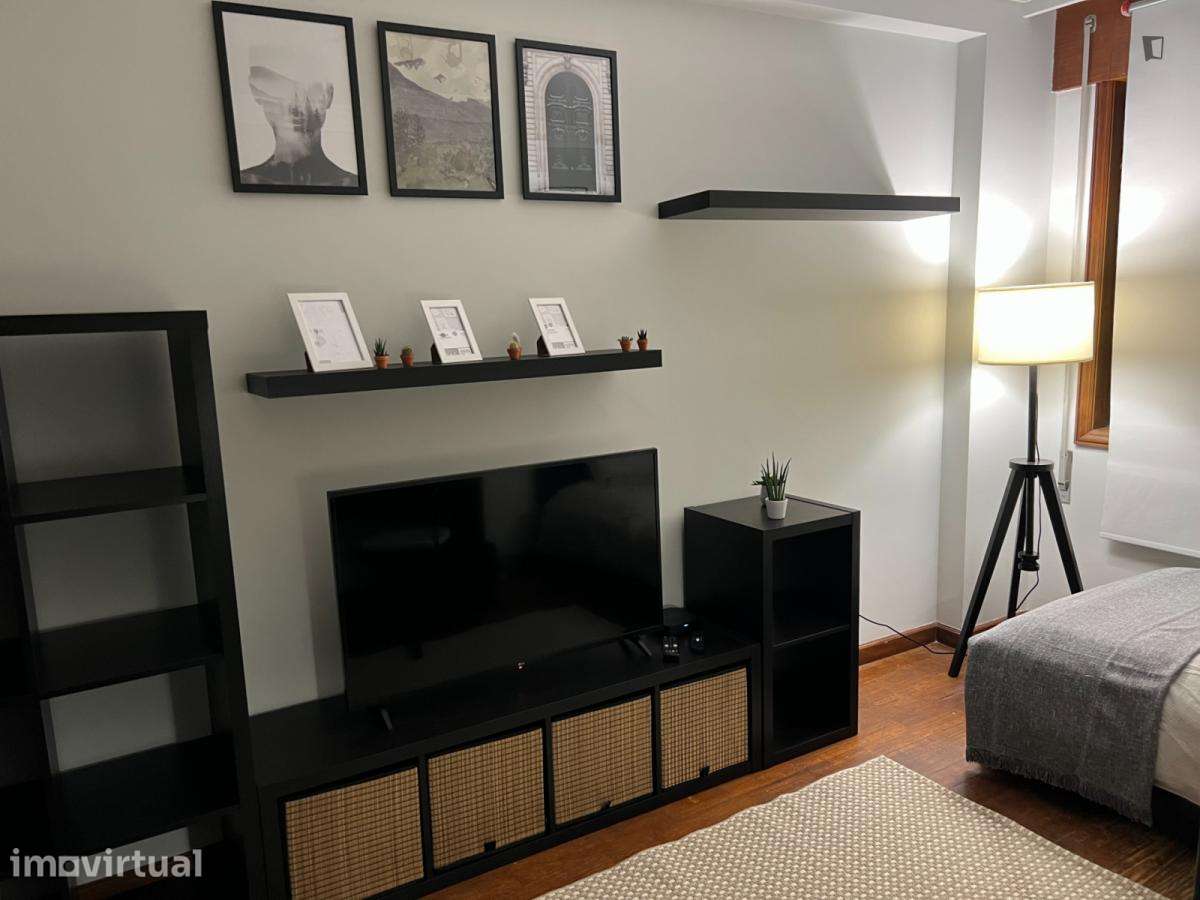 Quarto - localizado em Lordelo do Ouro Porto - Grande imagem: 4/14