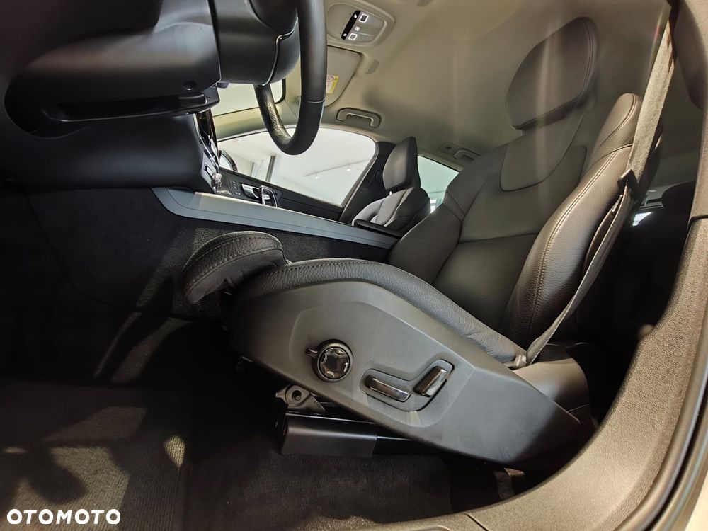 Volvo XC 60 B4 B Plus Dark - 24