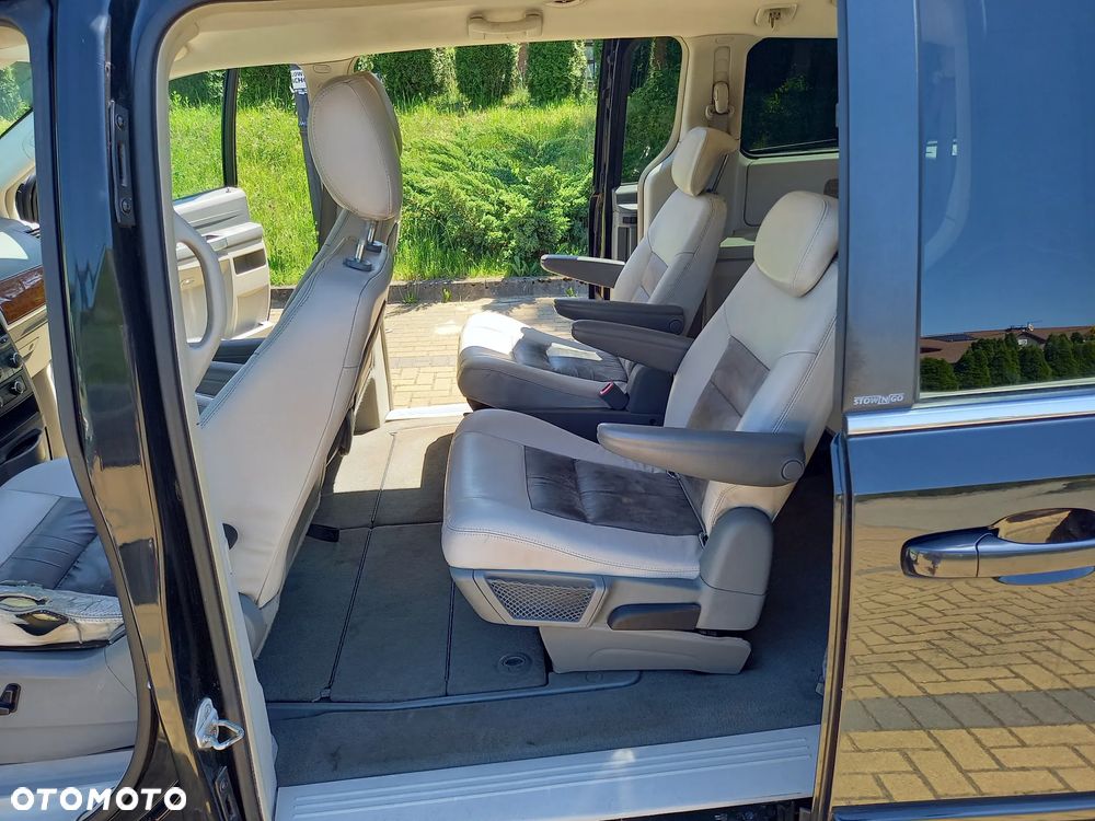 Chrysler Town & Country - 7