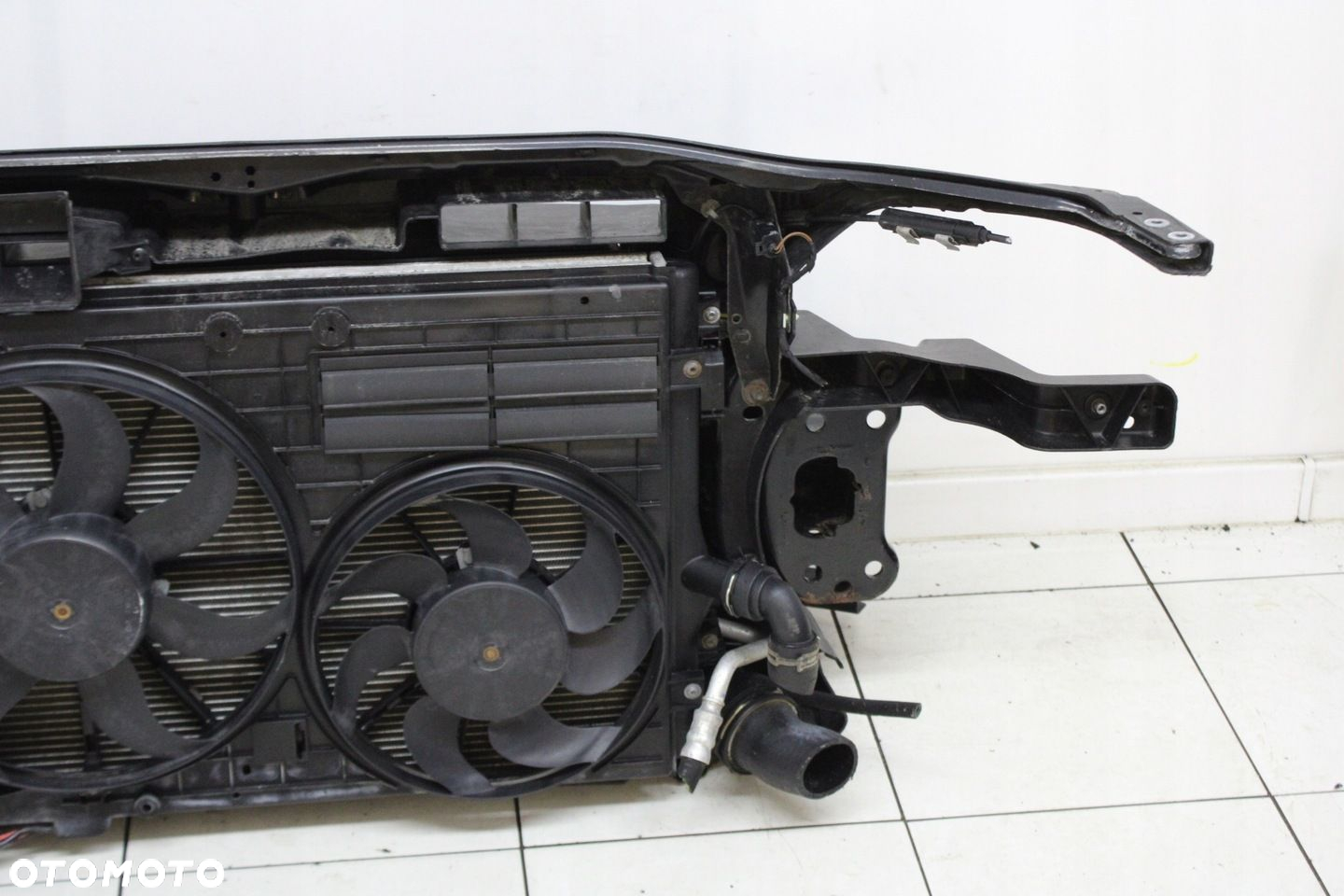 PAS PRZEDNI WZMOCNIENIE CHŁODNICE VW PASSAT B6 2005R- 2.0 TDI - 8