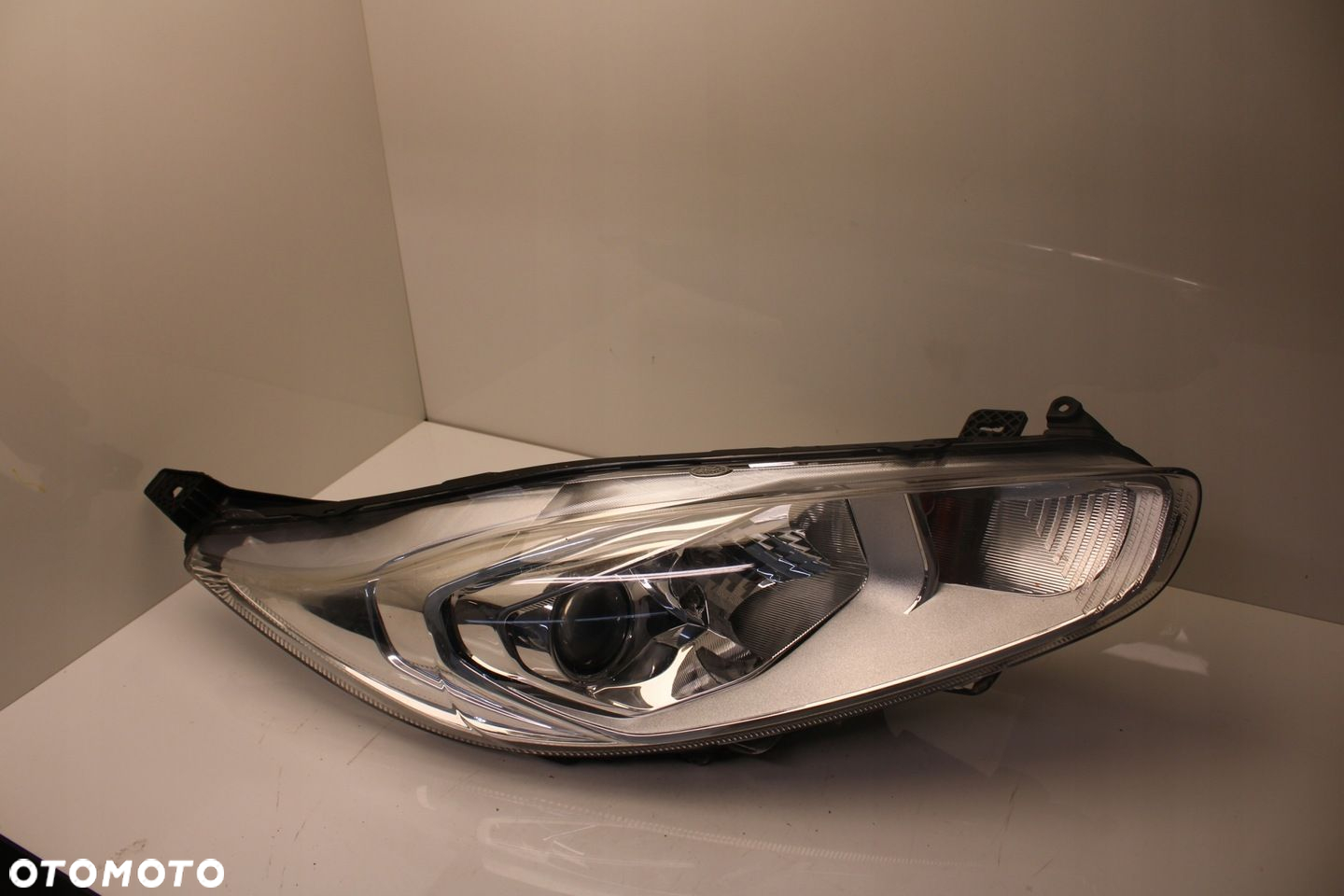 FORD FIESTA MK7 LIFT 12R- REFLEKTOR PRAWY LAMPA PRAWA PRZÓD PRZEDNIA - 2
