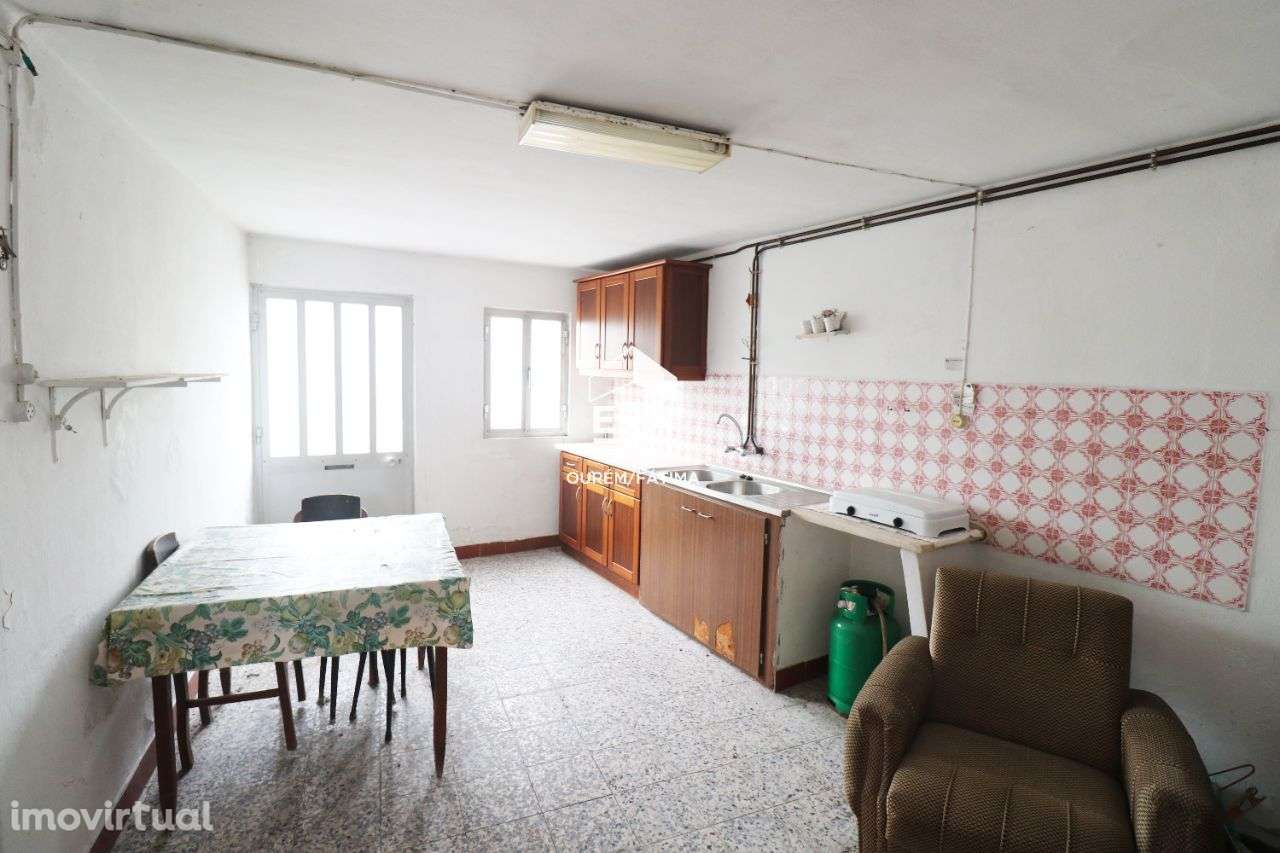 Moradia T3 localizada em Urqueira, Ourém - Grande imagem: 5/30