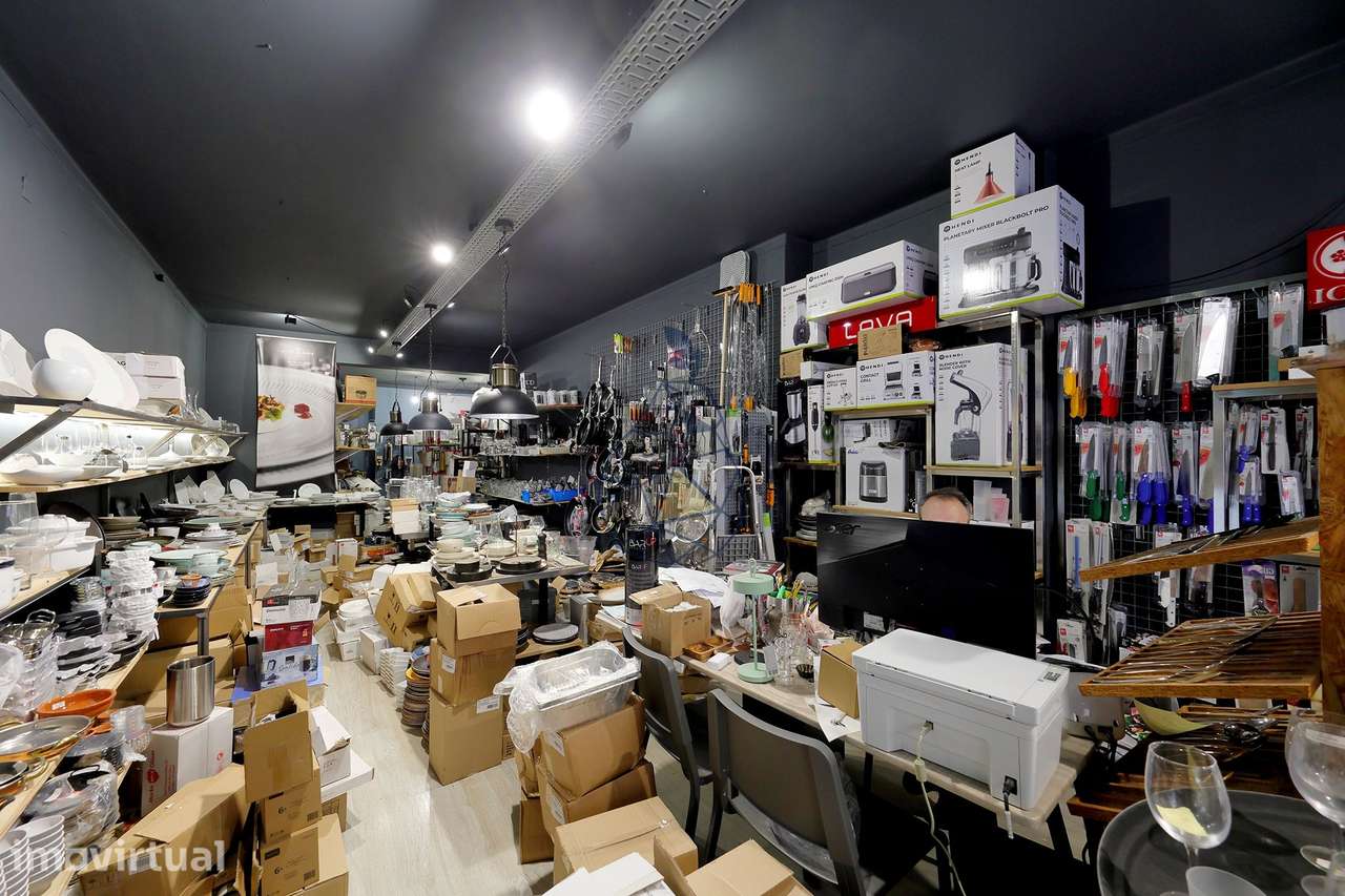 Loja centro da Cidade com área Total de 131m² (Rés Chão de 66m² e Cave - Grande imagem: 5/38