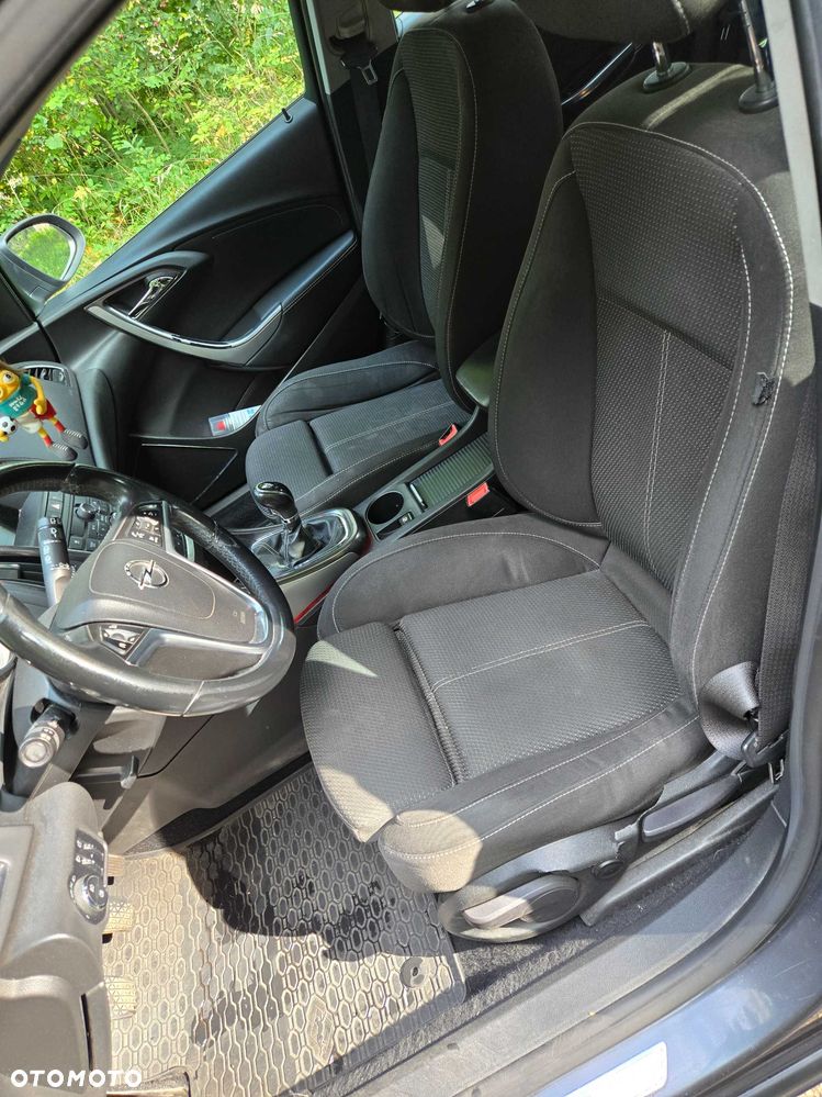Opel Astra 2010 photo 2