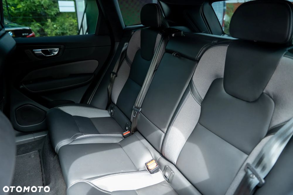 Volvo XC 60 B4 D Plus Dark - 17