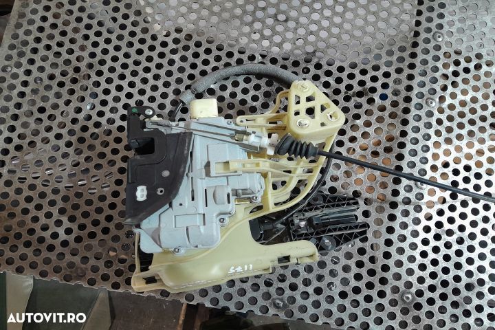 Broasca usa fata dreapta 3C1837016A Volkswagen VW Tiguan 1 5N [2007 - - 3