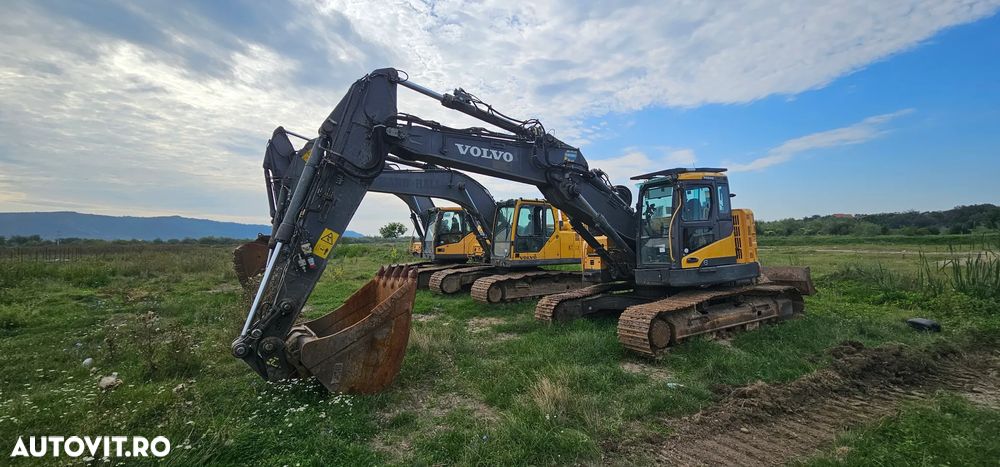 Volvo ECR 235 DL Excavator pe senile - 8