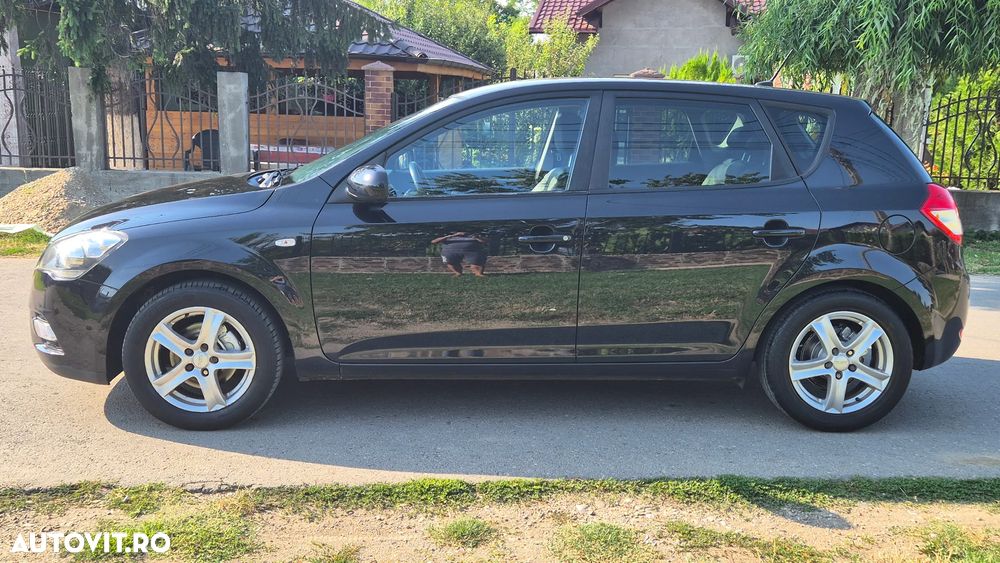 Kia Ceed 1.4 CVVT Dream-Team Edition - 11