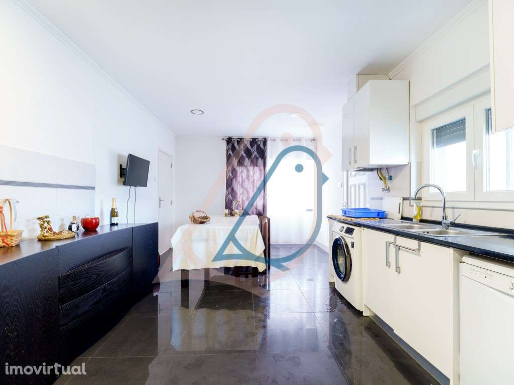 Excelente Oportunidade de Investimento: Moradia Bi-Familiar com Ter... - Grande imagem: 5/48