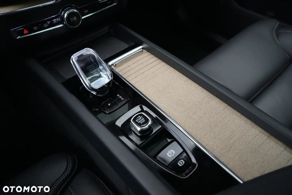 Volvo XC 60 T6 Plug-In Hybrid AWD Ultra Dark - 11