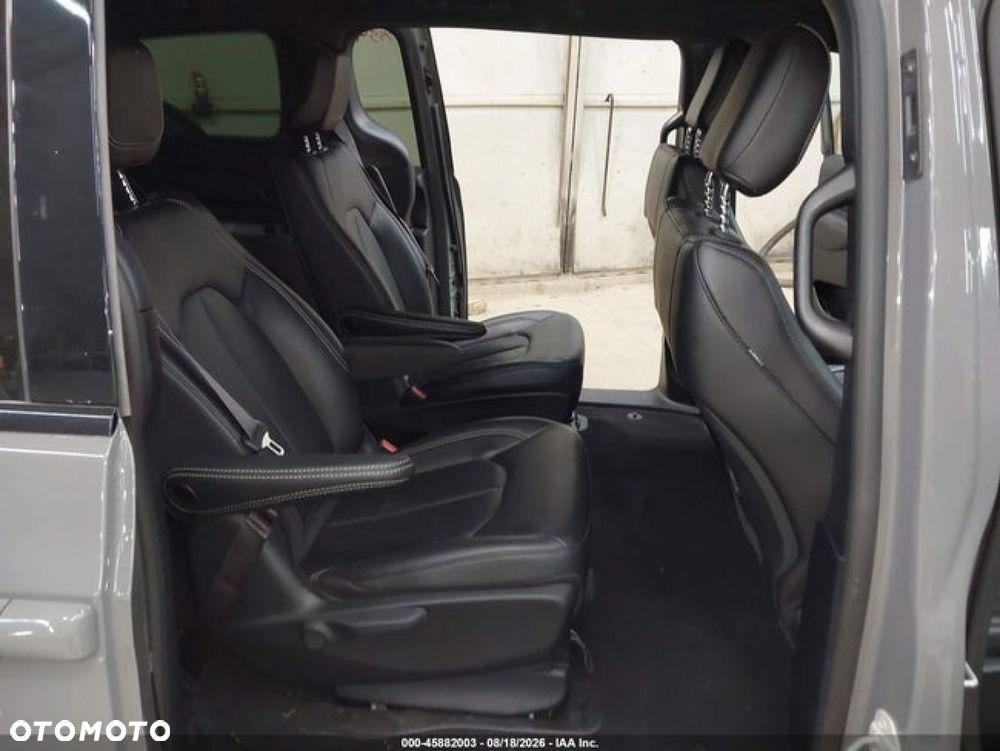 Chrysler Pacifica - 11