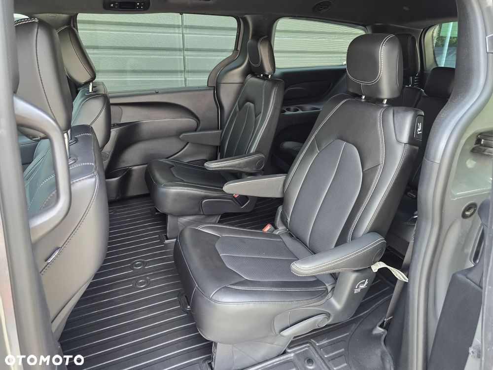Chrysler Pacifica - 32