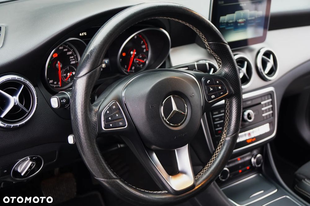 Mercedes-Benz CLA 180 7G-DCT UrbanStyle Edition - 29