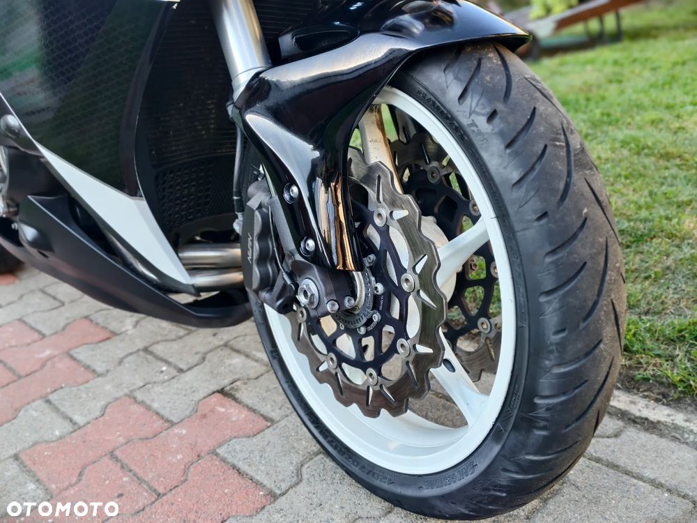 Honda VFR - 13