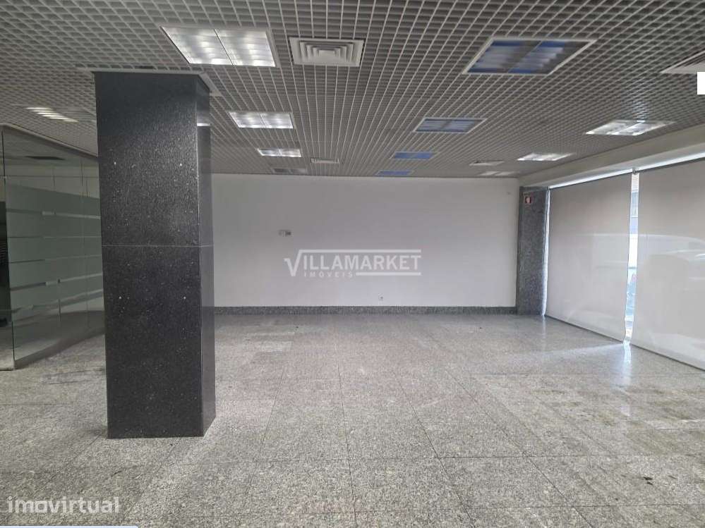 Loja da banca com 370 m2 composta por RC e cave situada no centro da P - Grande imagem: 2/11