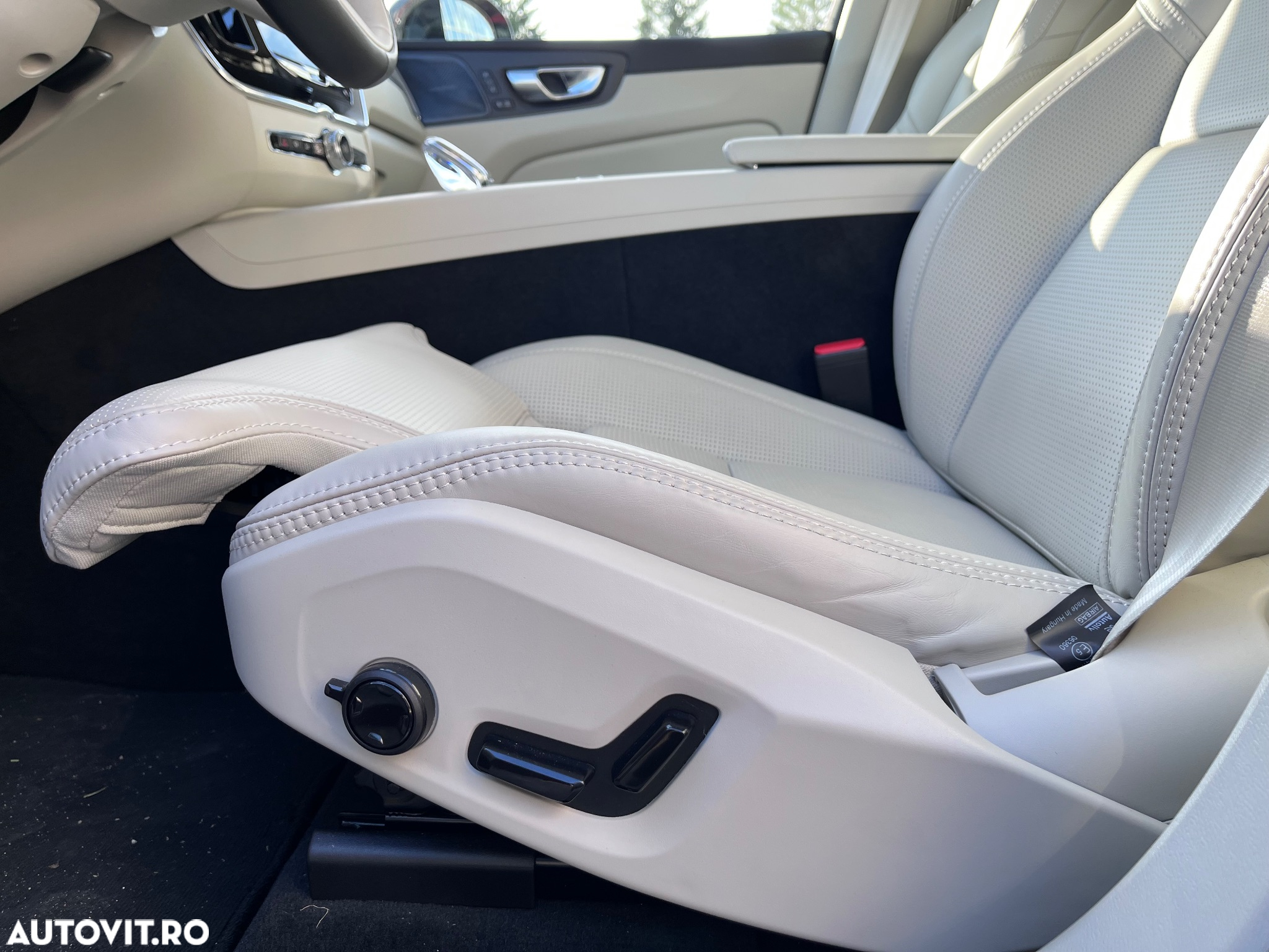 Volvo XC 60 B4 MHEV AT AWD Plus Dark - 12