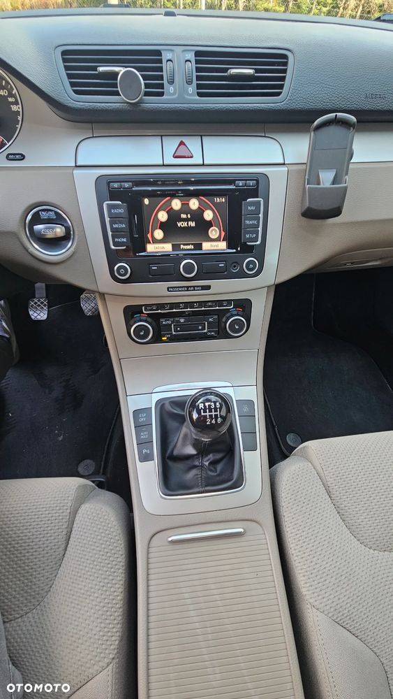 Volkswagen Passat 2.0 TDI Comfortline R-Style - 22