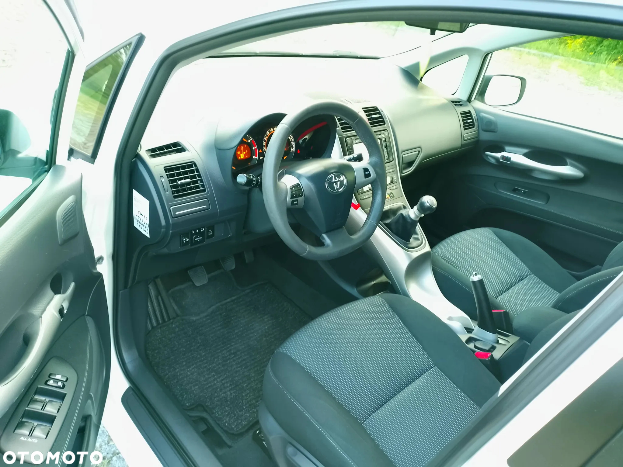 Toyota Auris 1.33 Dual-VVT-i Design Edition - 32