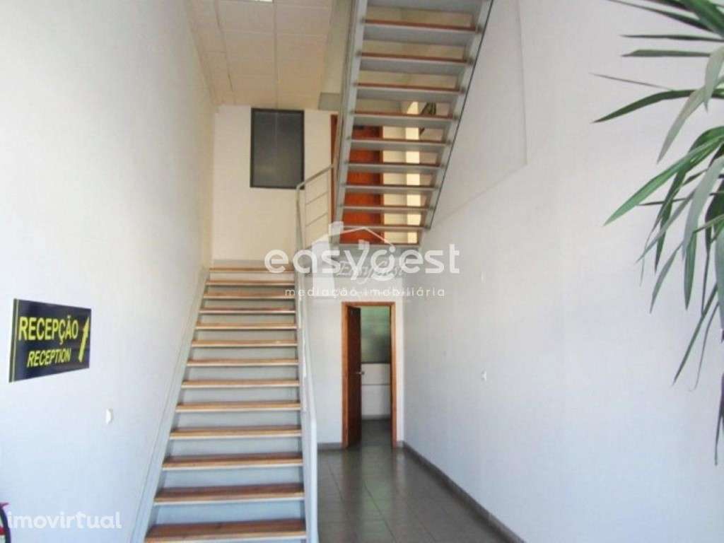 Nave em saída de Alverca para comércio e serviços, tipo industrial - Grande imagem: 2/18