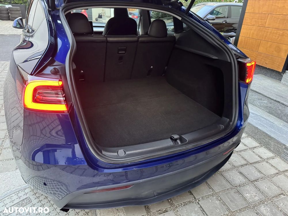Tesla Model Y - 8