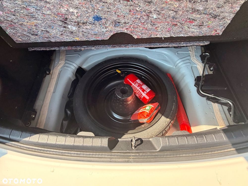 Toyota Yaris Hybrid 100 Premium - 10