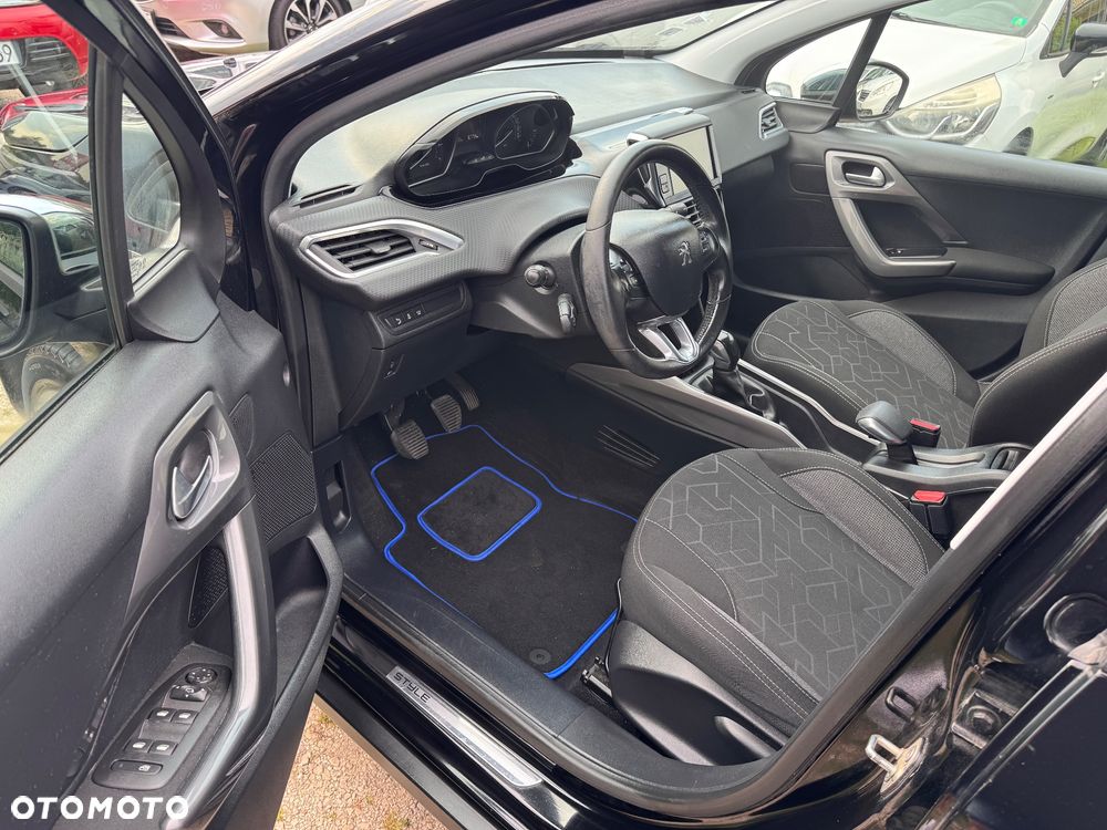 Peugeot 2008 1.2 Pure Tech Style S&S - 10