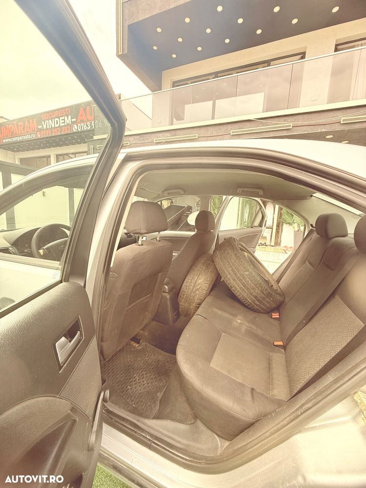 Ford Focus 1.6i 16V - 7
