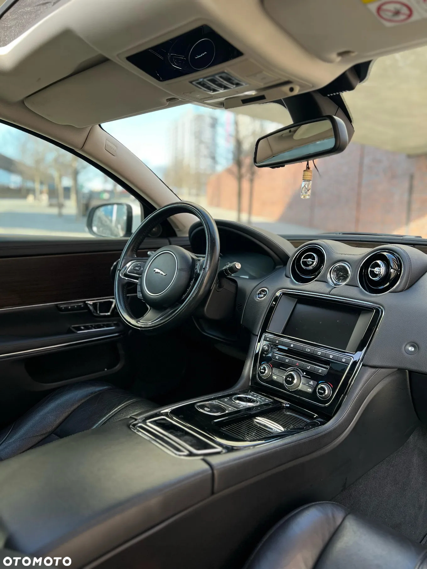 Jaguar XJ - 24