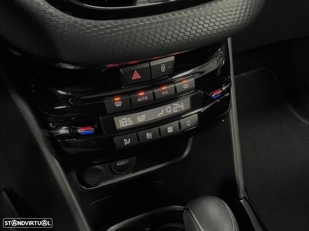 Peugeot 2008 1.2 PureTech Allure EAT6 - 21