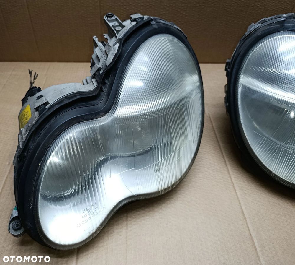 W203 lampa przednia przód Europa oryginał stan bdb bez uszkodzeń C klasa Mercedes A203 820 02 61 - 3