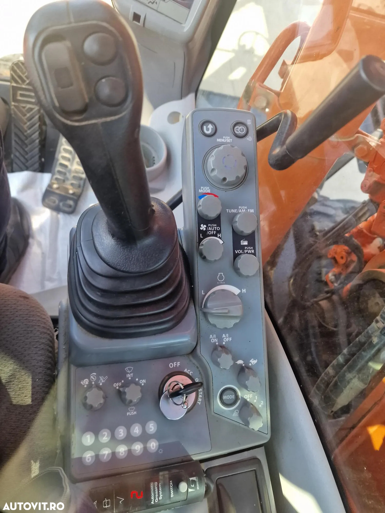 Hitachi EXCAVATOR PE ROTI, 3 brate excavare, LAMA+CALE, cupa NOUA 1,2m latime, Masa operationala 17,2t, Inst picon, A doua inst hidr, 2018, 2.993h, hidraulica HITACHI, anv noi, posibilitate leaisng 3 ani, PROMOTIE 99.900 EUR+Tva - 9