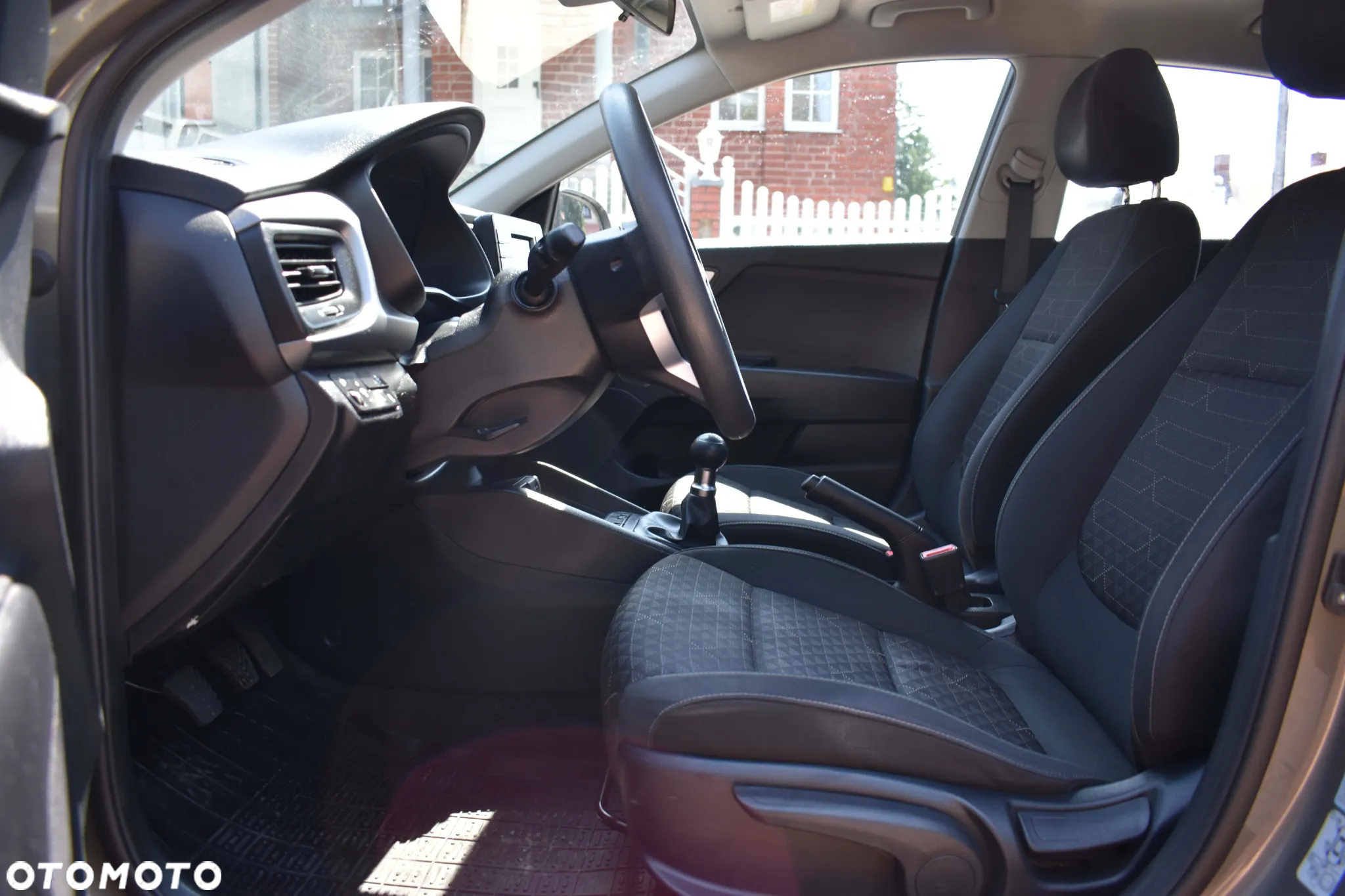 Kia Rio 1.2 L - 10
