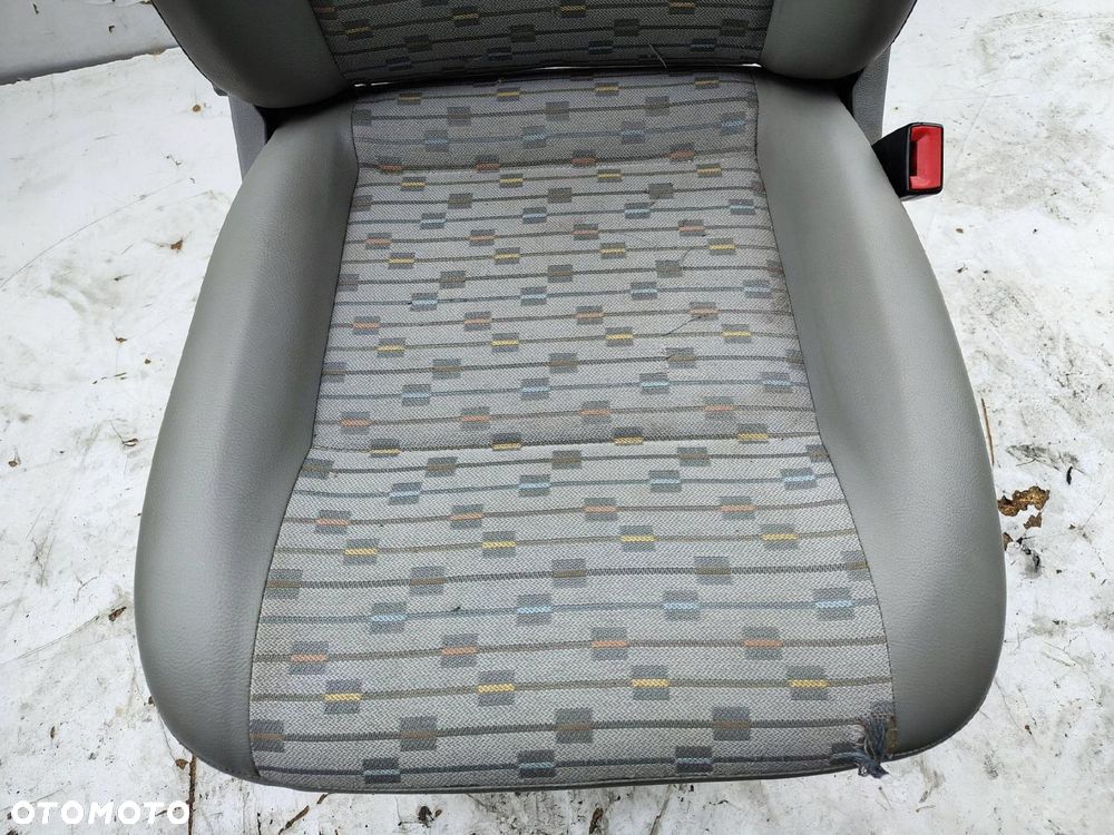FOTEL PASAŻERA PRAWY PRZÓD Z PODSTAWĄ VOLKSWAGEN T5 - 4
