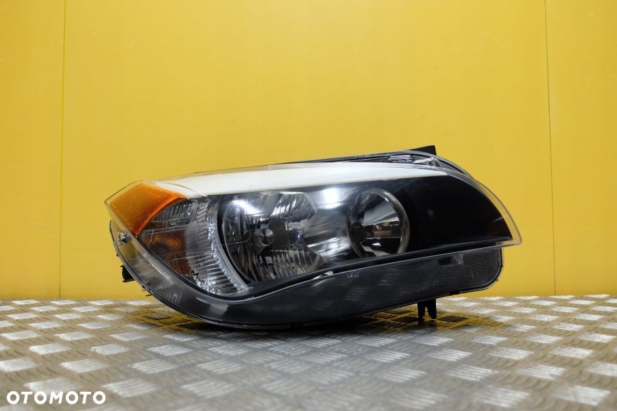 BMW X1 E84 2010- REFLEKTOR LAMPA PRAWA ZWYKŁA PRZÓD USA - 1