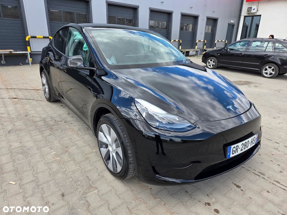 Tesla Model Y - 16