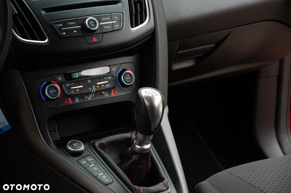 Ford Focus SW 1.5 EcoBoost S&S ST-LINE - 35