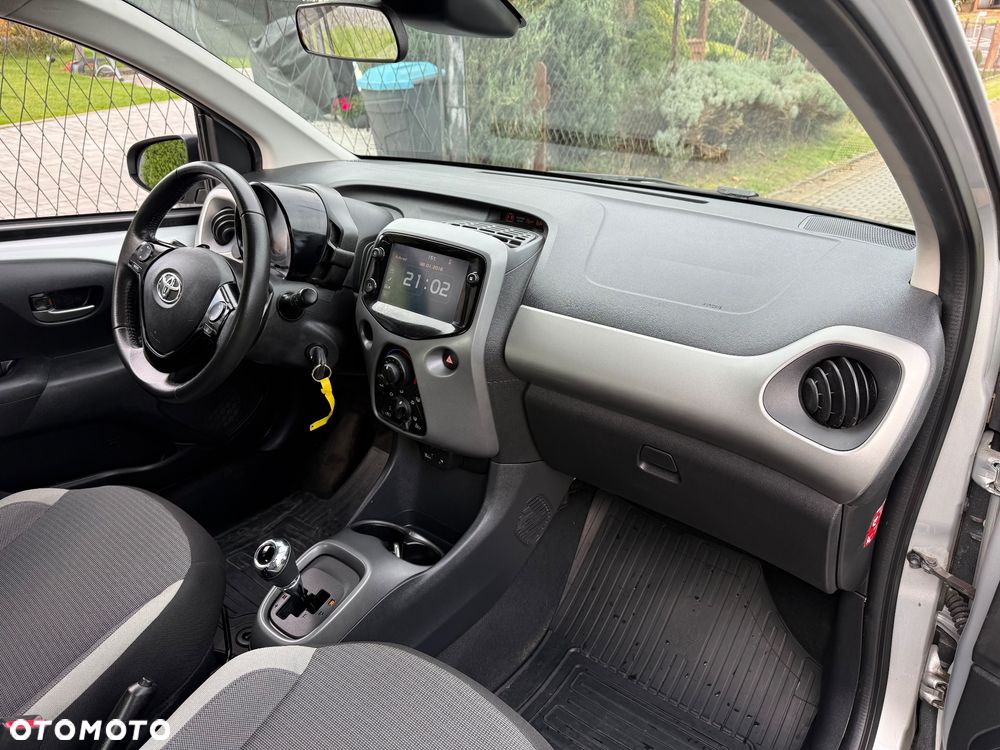 Toyota Aygo x.shift x-play connect - 30