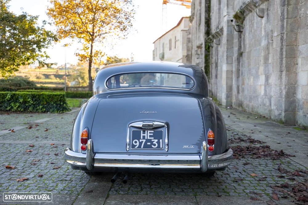 Jaguar MK IX - 24