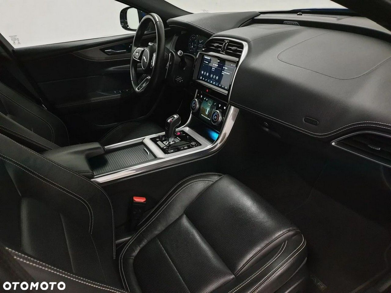 Jaguar XE 2.0 D180 R-Dynamic SE - 27