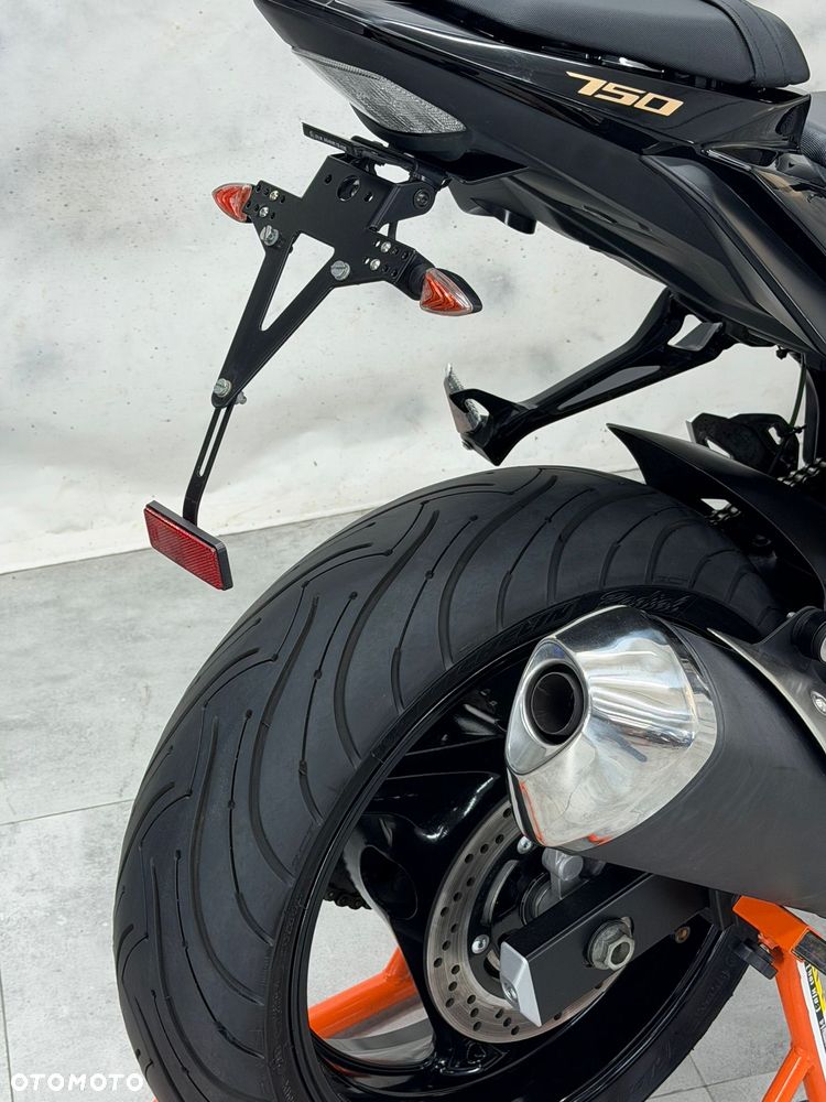 Suzuki GSR - 19
