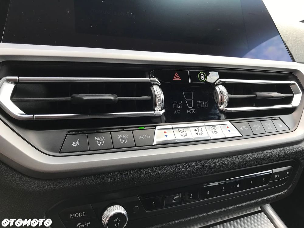 BMW Seria 3 320i xDrive Sport Line sport - 33