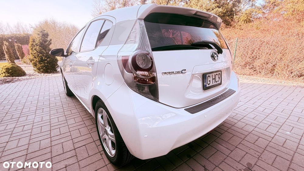 Toyota Prius (Hybrid) - 12