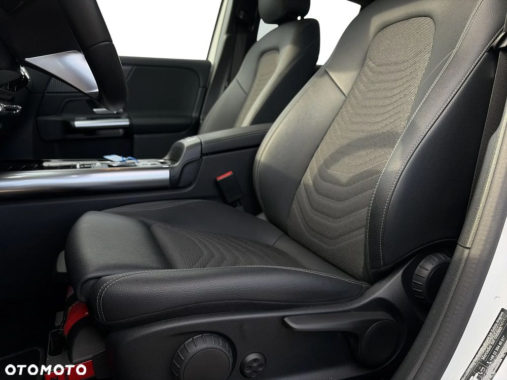 Mercedes-Benz EQA 300 66.5kWh 4-Matic AMG Line - 11