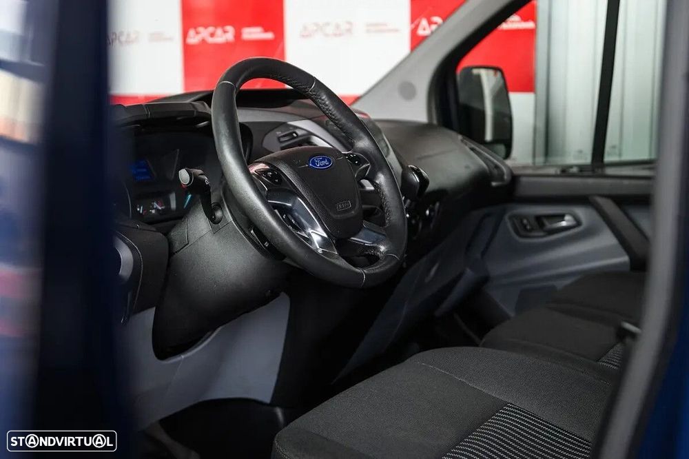 Ford Transit Custom Adaptada p/ 3 cadeiras de rodas - 26