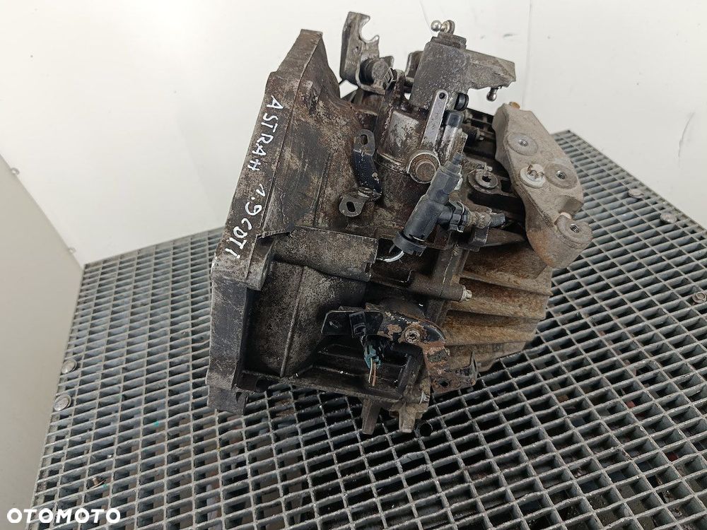 SKRZYNIA BIEGÓW MANUALNA 6 OPEL ASTRA H M32  55192042 1.7 CDTI - 5