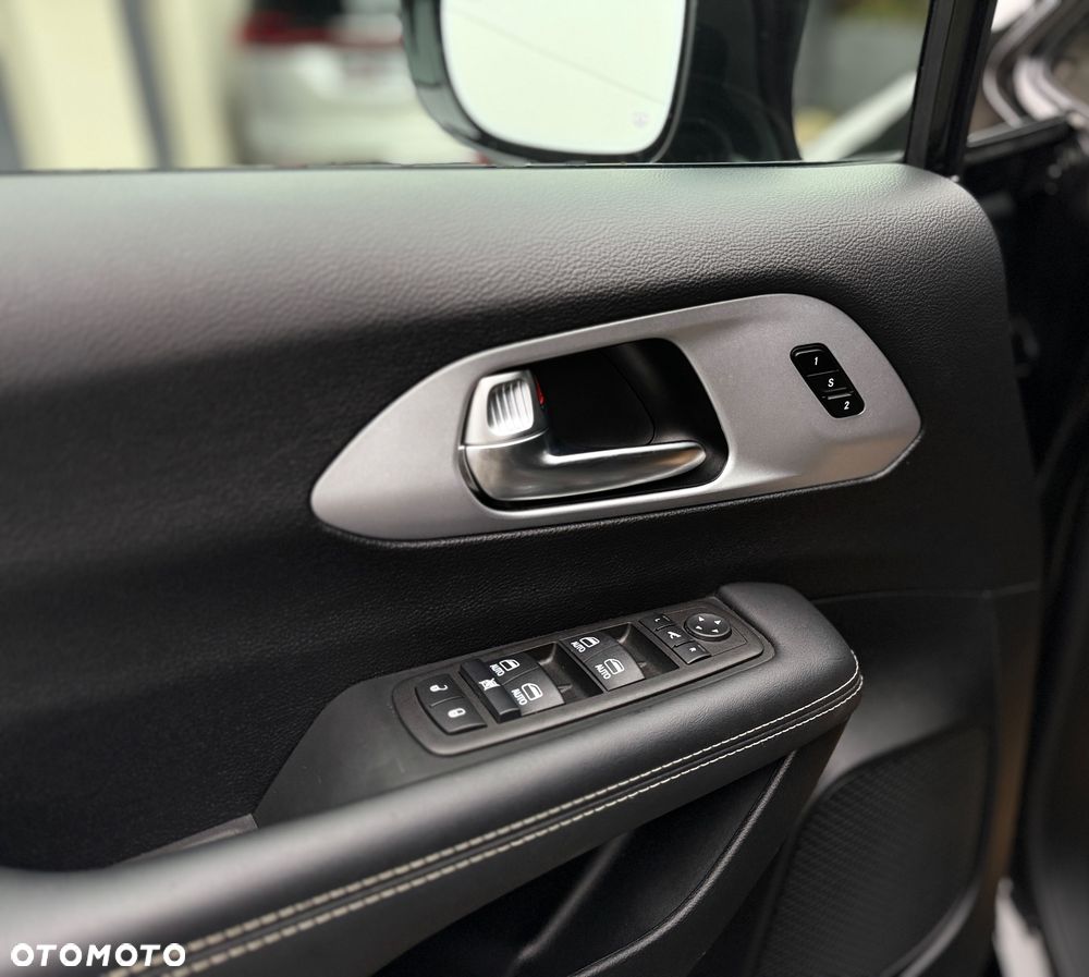 Chrysler Pacifica - 14