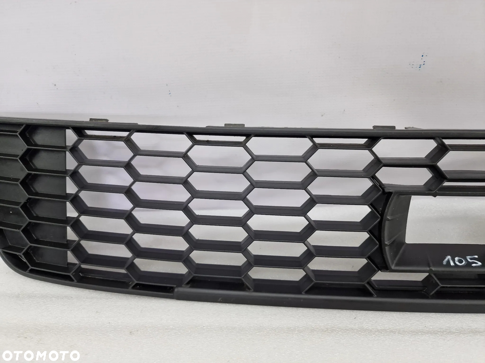 SKODA OCTAVIA 3 III RS / VRS 12- KRATKA ŚRODKOWA ZDERZAKA PRZEDNIEGO PRZÓD POD RADAR , NR 5E0853677H , NR AUKCJI KR105 - 3