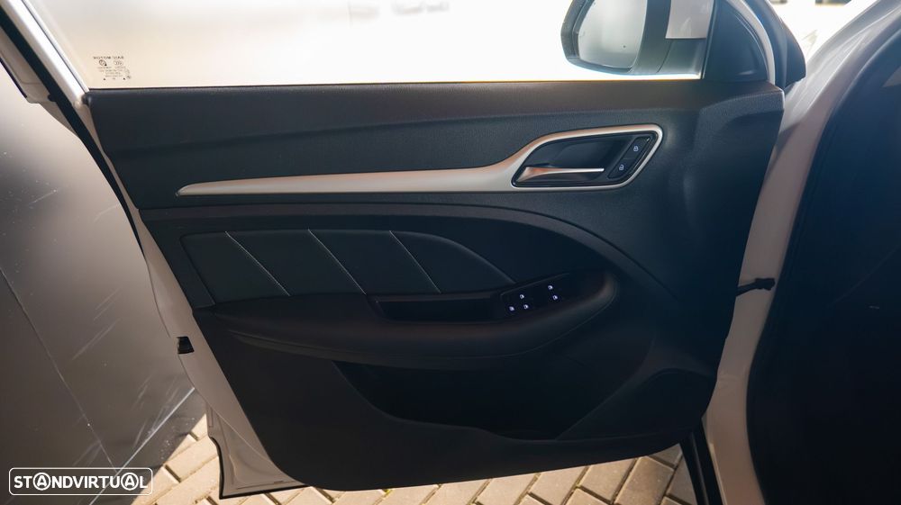 MG ZS EV Luxury - 11